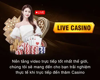 Tay vợt đang thực hiện cú giao bóng trên sân tennis